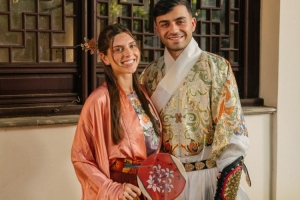 佩德里曬蘇州之行照片：體驗(yàn)漢服、踢蹴鞠、參觀蘇州園林