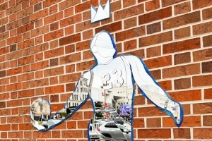 已成藝術(shù)！費(fèi)城街頭出現(xiàn)詹姆斯鏡面拼接作品 戰(zhàn)斧劈扣+頭頂皇冠