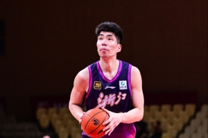 沖擊MVP？余嘉豪：對(duì)個(gè)人數(shù)據(jù)不是特別看重 只想幫助球隊(duì)贏球