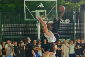 NBA扣籃王的實力！迪亞洛在徐家匯野球場上演炸裂戰(zhàn)斧隔扣