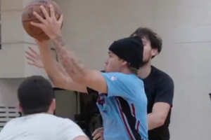 苦練1v3終結(jié)！前廣東男籃外援休賽期和NBA扣籃王麥克朗一塊訓(xùn)練