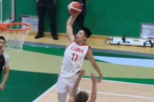 中國人能飛！U18小將張淳智防守反擊驚天單臂滑翔隔扣對手！