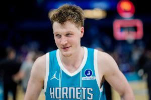 NBA歷史首位新秀三分王祝黃蜂新星克尼佩爾21歲生日快樂！