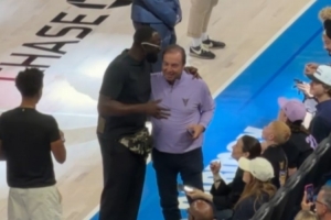 感謝老板送來的續約大火箭！追夢觀戰WNBA 與拉科布勾肩搭背