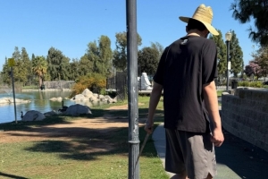 忙里偷閑！楊瀚森社媒曬照 訓練之余戴著草帽遛狗