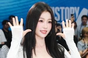 白月光學姐虞書欣為AUBL開球 小白裙+黑長直美翻啦