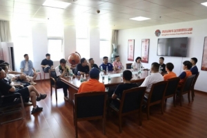 海牛召開球迷懇談會，總經理張冬就近期成績向球迷代表進行了說明