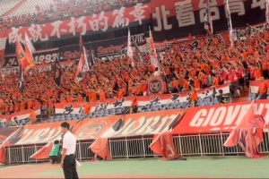 泰山隊謝場球迷高喊唐田加油，克雷桑與球迷互動“we are one”