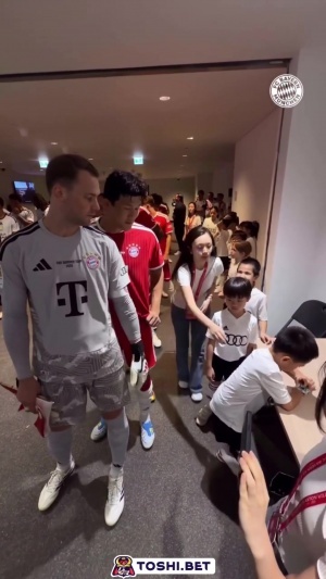 逗笑諾爹！諾伊爾的小球童沉迷電話手表，準備進場時拉都拉不動