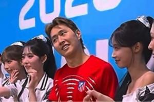 害羞了李剛仁與女團Rescene合影 被請求一起做手勢時表情尷尬