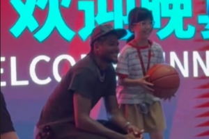 沒架子！杰倫·格林出席晚宴給球迷簽名&合影 貼心蹲下配合小球迷