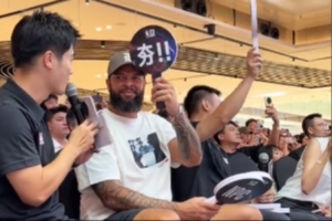 德隆出席NBA3X扣籃大賽現場 為選手表現打分“夯”和“人上人”