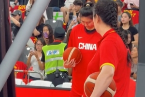 媒體人：張子宇未脫熱身服缺席賽前熱身 今晚熱身賽大概率將缺席