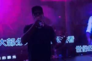 夠燥的！杰倫·格林頭戴墨鏡現(xiàn)身KTV 舉麥嗨“唱”李白