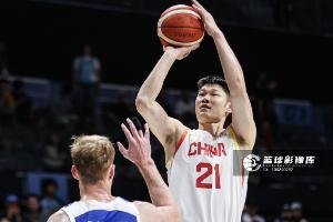 媒體人：中國男籃6后衛4鋒線2中鋒名單有點畸形 內線極可能被爆