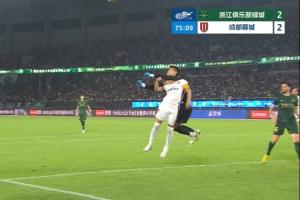 這下很疼！韋世豪空中與趙博相撞，重重摔在地上