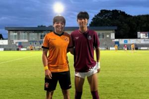 英超U21中國德比！徐彬賽后曬出與張家鳴合影，兩人雙雙先發出戰
