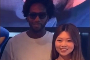 機器人也是會笑的！倫納德在中國行香港站與球迷合影 笑得很開心