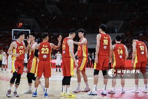記者：業內人士稱長期集訓是怕球員休賽期松懈或各隊夏訓強度低