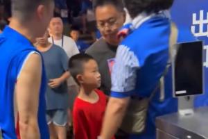小球迷穿武磊國家隊球衣遭申花球迷圍攻，武磊方發文尋找當事父子