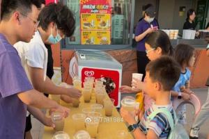 博主：上海海港在上汽浦東足球場(chǎng)客隊(duì)區(qū)為大連球迷免費(fèi)提供綠豆湯