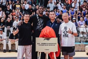 巴特勒開啟中國行！為四川涼山捐贈(zèng)籃球場(chǎng) 體驗(yàn)彝族非遺漆器文化