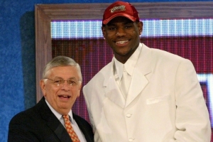 詹姆斯NBA首秀的門票在拍賣會上以高達24323美元的價格售出