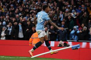 電訊報：熱刺正與曼城商談，有意1.4億鎊打包薩維尼奧+馬爾穆什