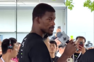 期待你王者歸來！巴特勒成都觀看球局 并表示“I 'll be back”