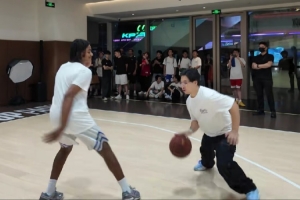 球迷分享與羅斯兒子單挑視頻：萬(wàn)一他以后進(jìn)了NBA我還能吹一吹