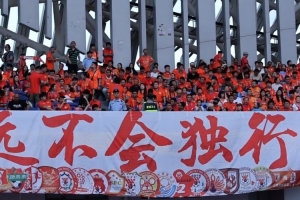 魯媒：客戰(zhàn)青島西海岸超3000名泰山隊(duì)球迷助威，坐滿多個(gè)看臺(tái)