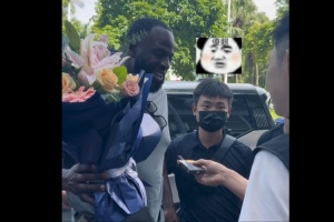 名場面！球迷給追夢送花 隨即遞煙給追夢 直接把追夢驚呆了