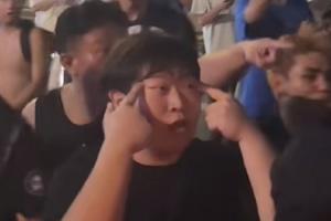 何意味？部分三鎮球迷沖擊天津球迷大巴，有球迷做拉眼角歧視動作