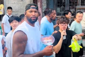 考辛斯現身淄博當地古街！一路閑逛 百余名球迷簇擁跟隨！