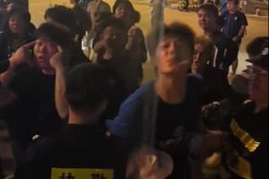 這……博主發視頻武漢球迷朝津門虎球迷大巴吐口水，現場一片混亂