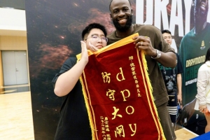 昨日送花遞煙 今天送錦旗！追夢中國行感受國內(nèi)球迷人情世故