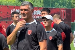 阿洛伊西與球迷交流：賽季目標(biāo)就是奪冠，我們還在正確的道路上