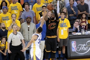 美媒：歐文可能是NBA唯一能在任何夜晚和庫里正面對飆的控衛(wèi)