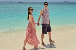 翟曉川妻子曬全家馬爾代夫度假照：赴十年之約 變黑哪有快樂重要