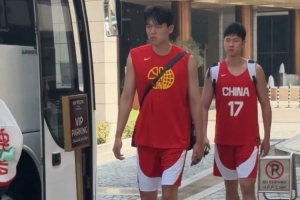 中國男籃去比賽場館進行賽前最后一次訓練