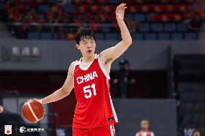 媒體人：楊瀚森在場上優勢明顯 下半場可以讓他多打打