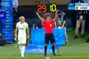 下半場第57分鐘，法比奧傷退被擔架抬下，張稀哲替補登場