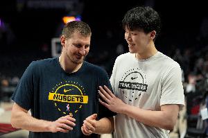 FIBA：楊瀚森從容應(yīng)對(duì)“中國(guó)約基奇”標(biāo)簽 渴望書(shū)寫(xiě)自己的故事