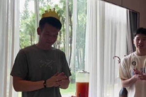 再次祝解指導(dǎo)生日快樂  球員這次好乖 一起慶祝都不敢亂來