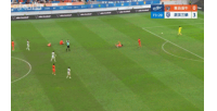 0-3落后+少打一人！韋子弦拉倒對(duì)手吃到本場第二黃，被罰下場！