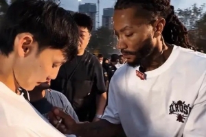 羅斯與徐杰的同框時刻！羅斯為徐杰T恤簽名送祝福