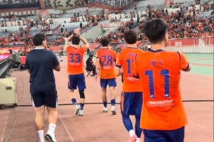 足協杯0-3完敗海港！泰山隊球員賽后謝場球迷高喊：繼續戰斗
