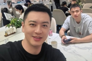 楊鳴曬與趙繼偉的合照：機場偶遇中國男籃隊長 小伙邊線球發不錯