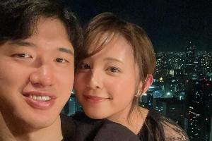渡邊雄太妻子帶娃觀戰(zhàn)世預賽曬照：第一次看籃球比賽