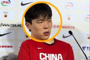 打小就愛學習~楊瀚森賽后新聞發布會上跟著翻譯做“同聲傳譯”